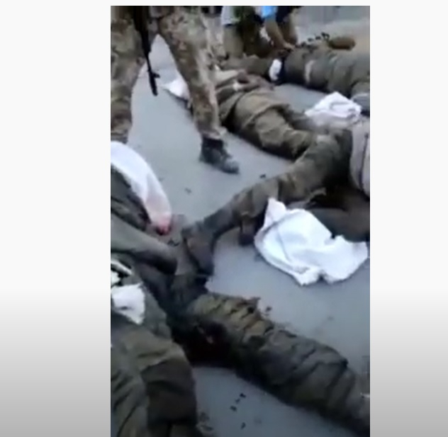 Брутално ВИДЕО 18+ с гаври, изтезания и убийства на пленени руски войници в Украйна потресе света
