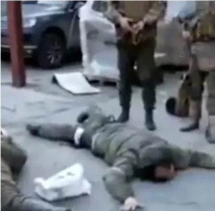 Брутално ВИДЕО 18+ с гаври, изтезания и убийства на пленени руски войници в Украйна потресе света