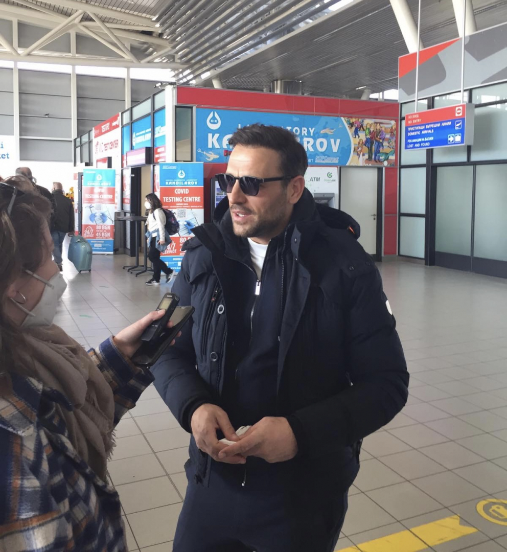 Гръцката супер звезда Никос Вертис пристигна в България тази сутрин СНИМКИ