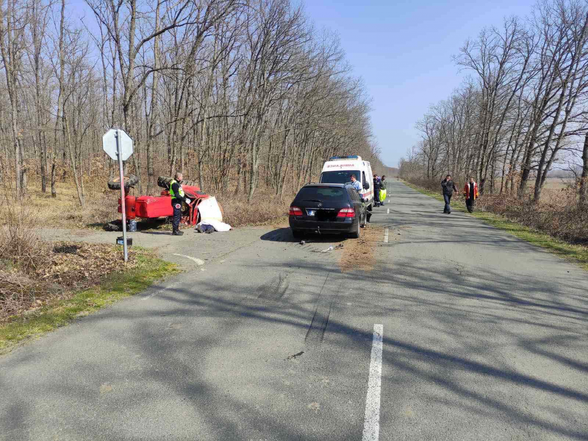 Ужасяваща трагедия с трактор и Мерцедес край Приморско СНИМКИ