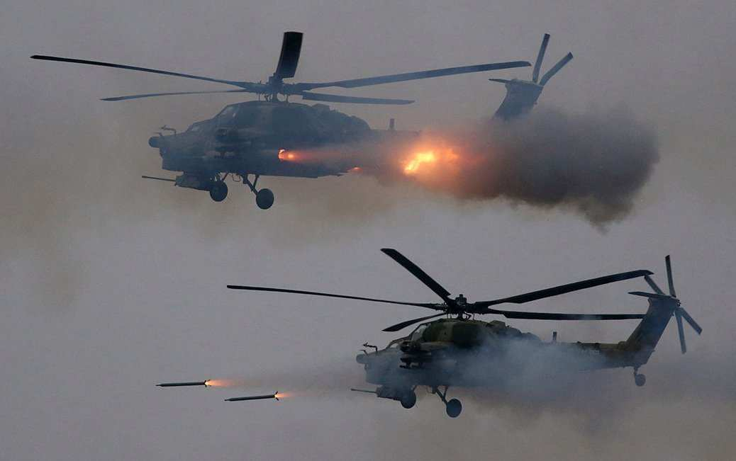 ВИДЕО от войната: Руски хеликоптери "Опустошител" изпепеляват украинска техника 
