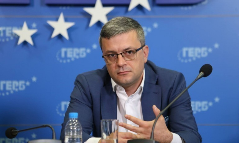 Предупреждение: В сряда Асен Василев отново ще наруши закона, поредната му жертва ще е...