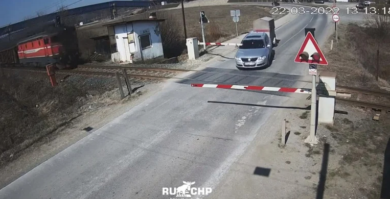 Кола не успя да спре на надлез и стана много страшно ВИДЕО 18+