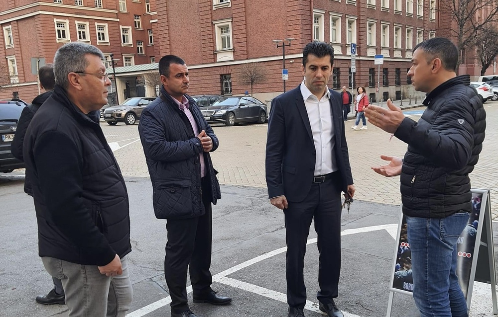 Кирил Петков се спря да говори с протестиращите полицаи, дали се договориха?