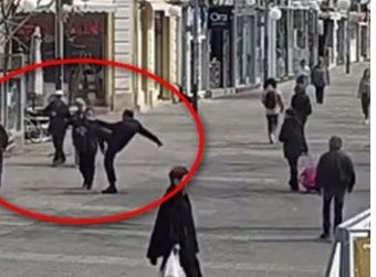 Проговори една от жертвите, ритана в главата посред бял ден в центъра на Бургас, ето кой е нападателят