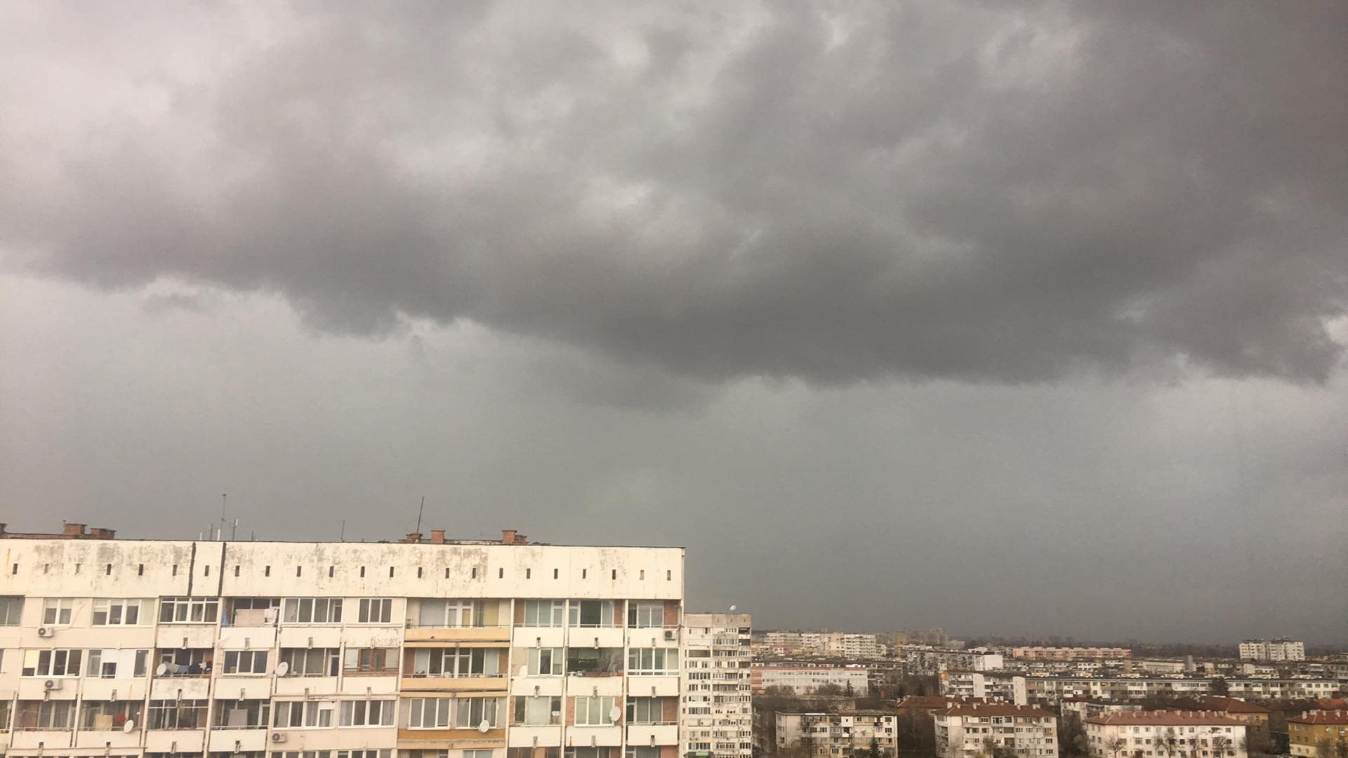 Извънредно! Силна пролетна буря удари София ВИДЕО