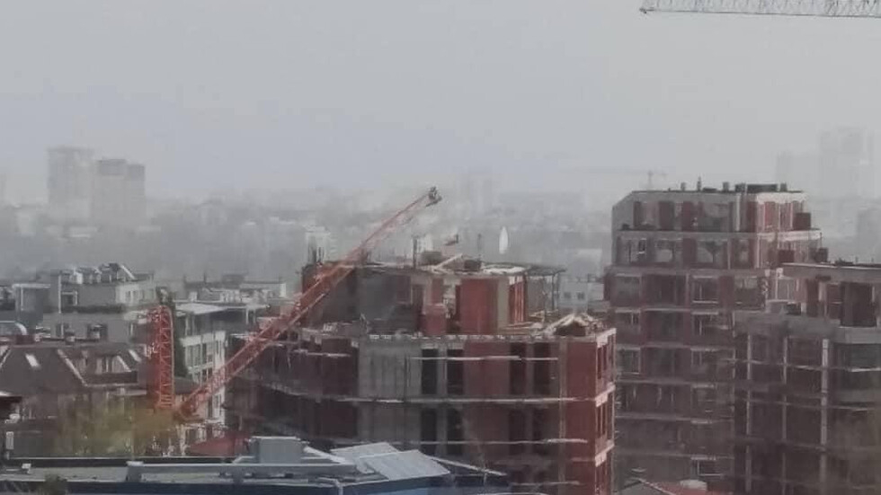 Бурята в София сътвори страшна беля