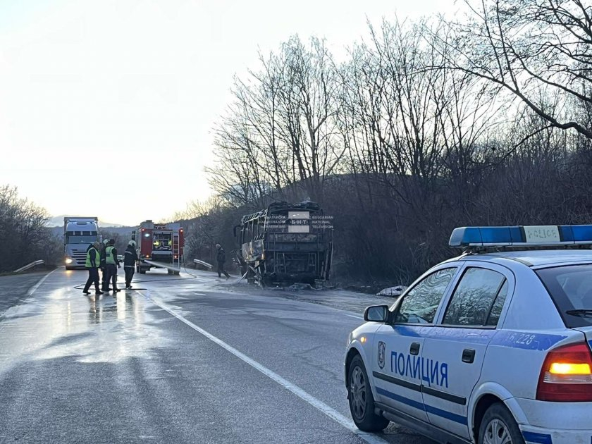 Зрелище! Автобус изгоря напълно на Подбалканския път СНИМКИ