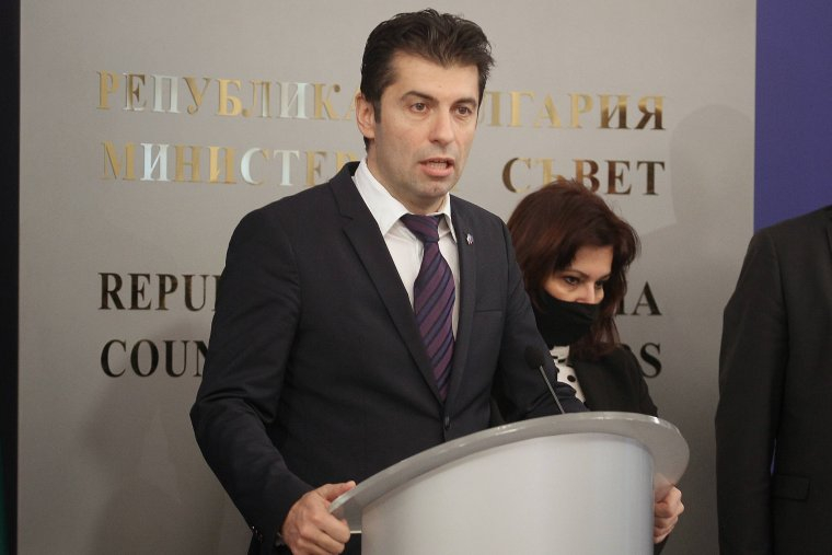 Инфарктно в БНТ: Бойко Василев смълча Сербезова с въпрос за Петков