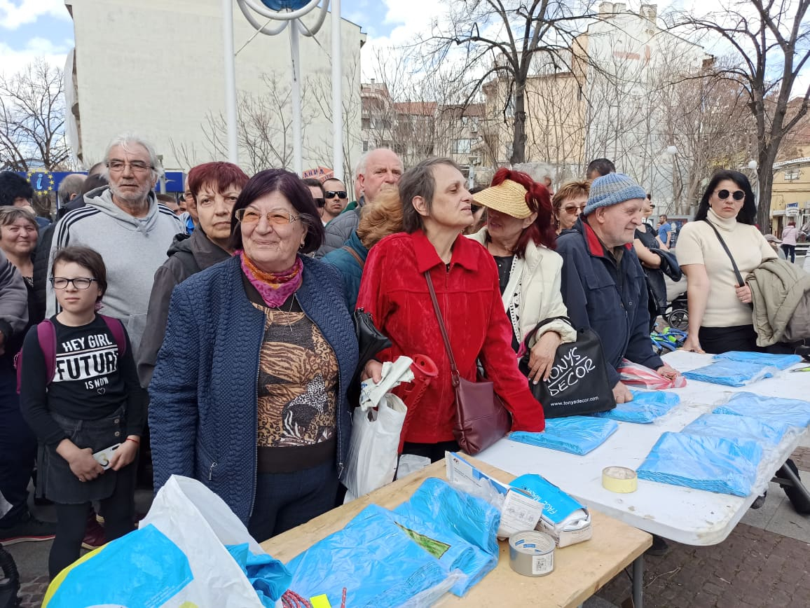 Такава опашка Бургас не помни, от сутринта се редяха за... ВИДЕО