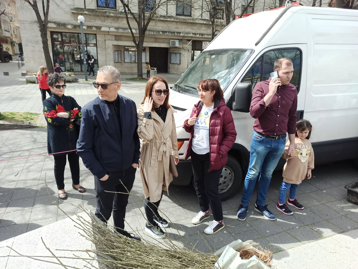 Такава опашка Бургас не помни, от сутринта се редяха за... ВИДЕО