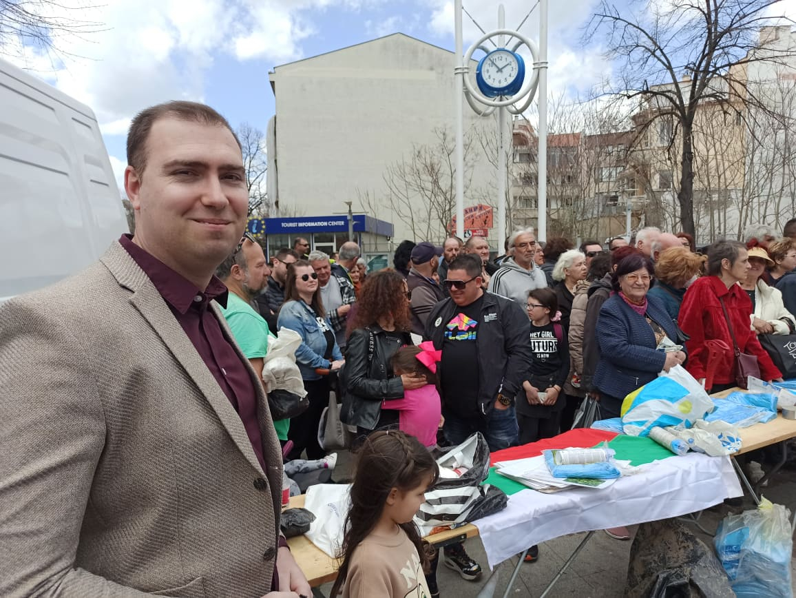 Такава опашка Бургас не помни, от сутринта се редяха за... ВИДЕО