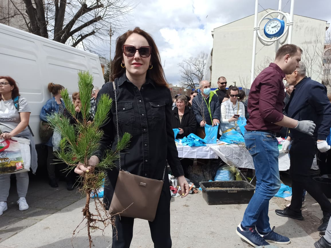 Такава опашка Бургас не помни, от сутринта се редяха за... ВИДЕО