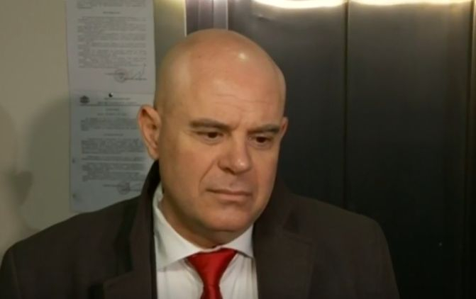 Гешев попари Йорданова: Принудих се да й чета писанията два пъти и...