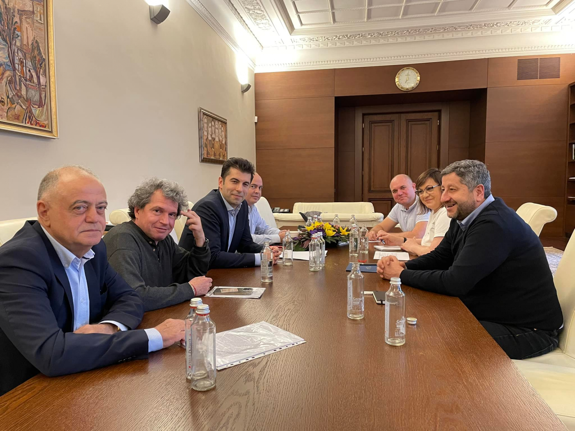 Депутат, участвал в срещата, каза истината за средния пръст на Тошко Йорданов