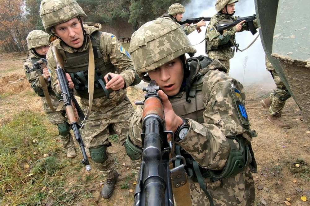 Цял батальон морски пехотинци от ВСУ се предаде в Мариупол, а на летището в Гостомел... ВИДЕО