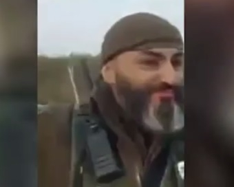 Страшно ВИДЕО 18+: Ето кой се оказа един от палачите, прерязали гърлата на пленени руски десантчици 