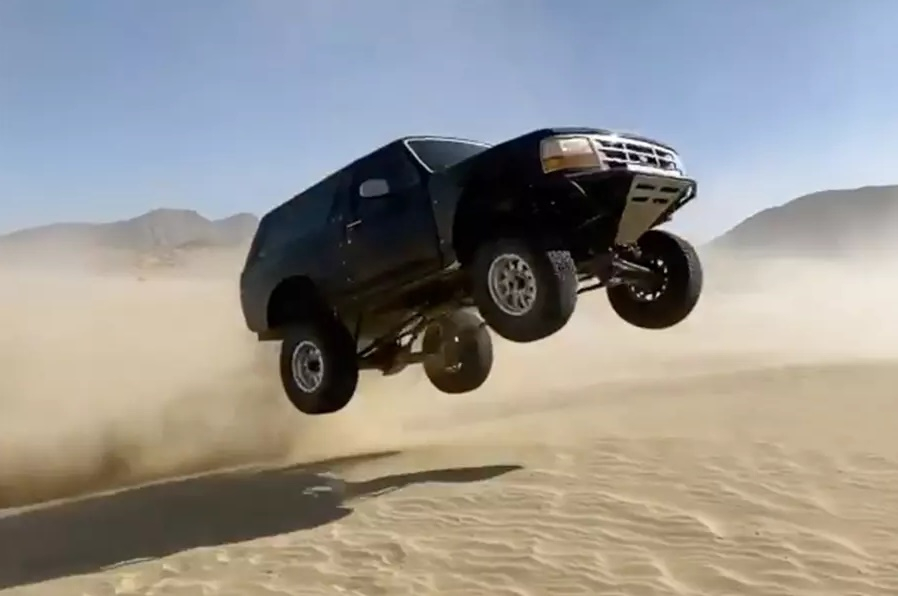 ВИДЕО: Брутален скок от 33 метра на модифициран Ford Bronco в пустинята