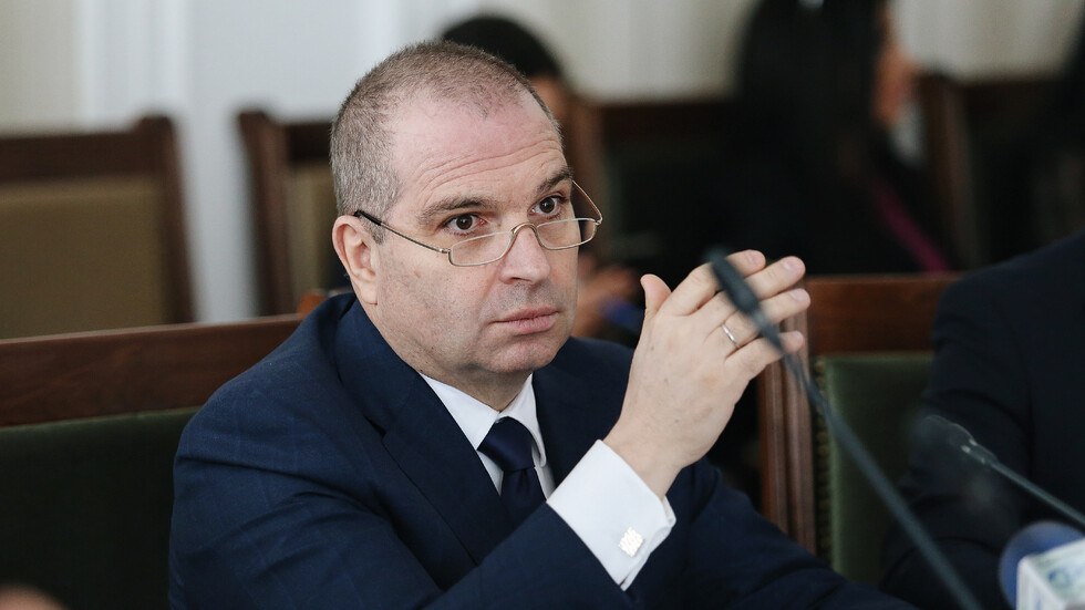 Министър Караджов алармира: Пътищата у нас вече не могат да бъдат поддържани и ремонтирани
