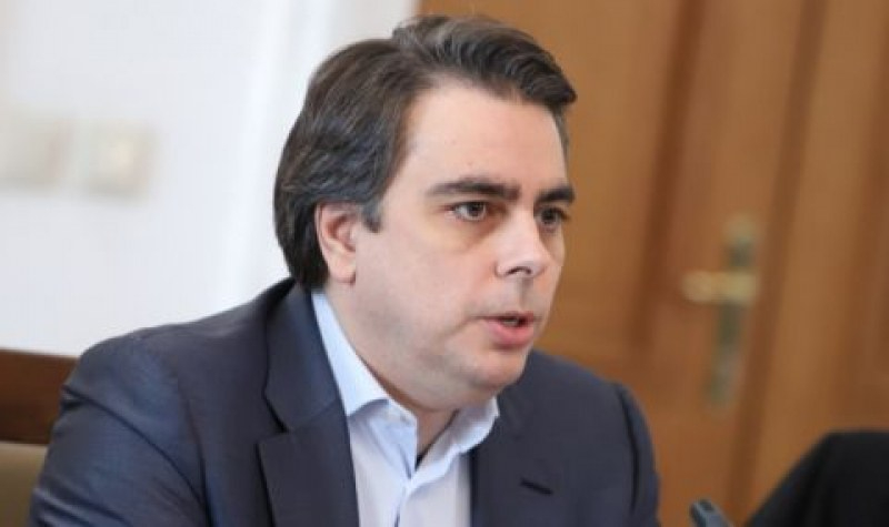 Журналистка разби Асен Василев: Изпаднал е в паника заради БНБ, всички се досещаме защо