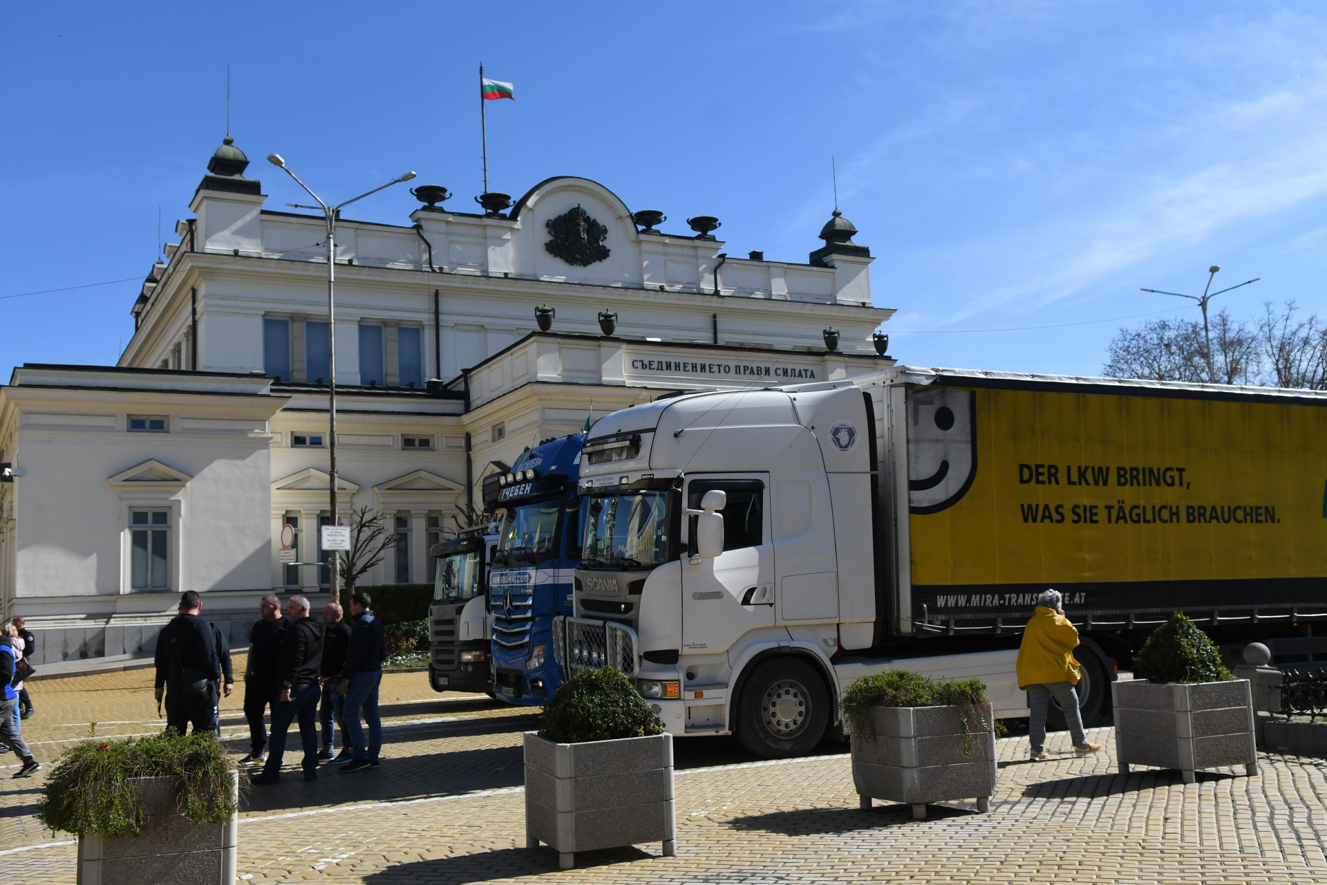 Напрежението ескалира: Тирове блокираха движението пред парламента заради скандално решение на ПП СНИМКИ