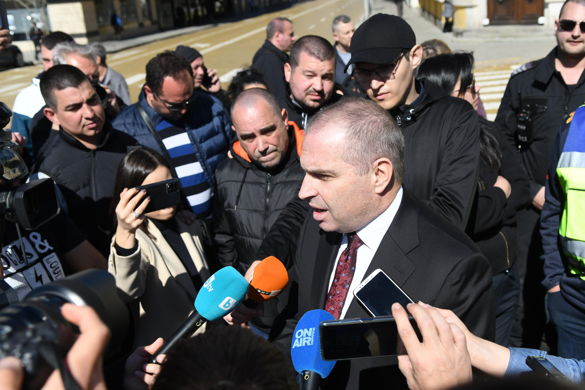 Напрежението ескалира: Тирове блокираха движението пред парламента заради скандално решение на ПП СНИМКИ