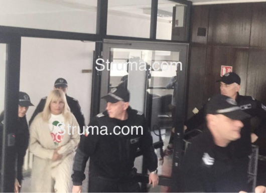 В семпъл тоалет, корумпираната румънска ексминистърка се изправи пред БГ съд, а магистрарите... СНИМКИ 