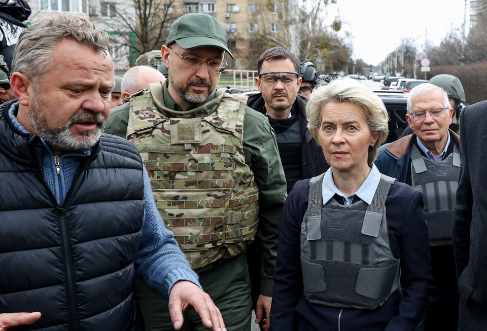 Фон дер Лайен и Борел на крака при Зеленски, посетиха масов гроб в Буча СНИМКИ