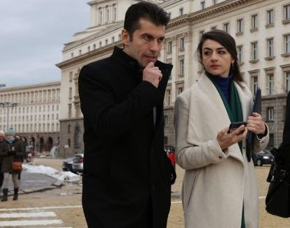 Секс питания за любовницата и съпругата на Петков подпалиха мрежата 18+