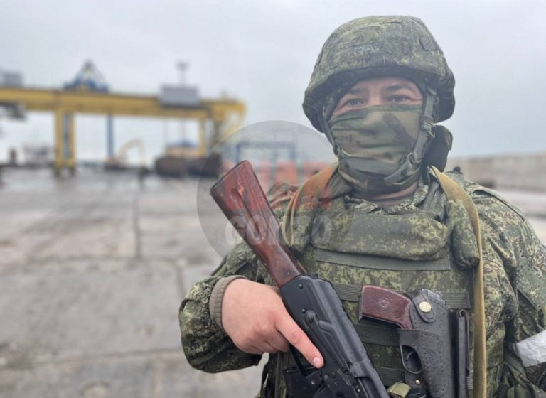 Първи ВИДЕА: "Вежливи хора" прочистиха от азовци пристанището на Мариупол и освободиха пленените моряци