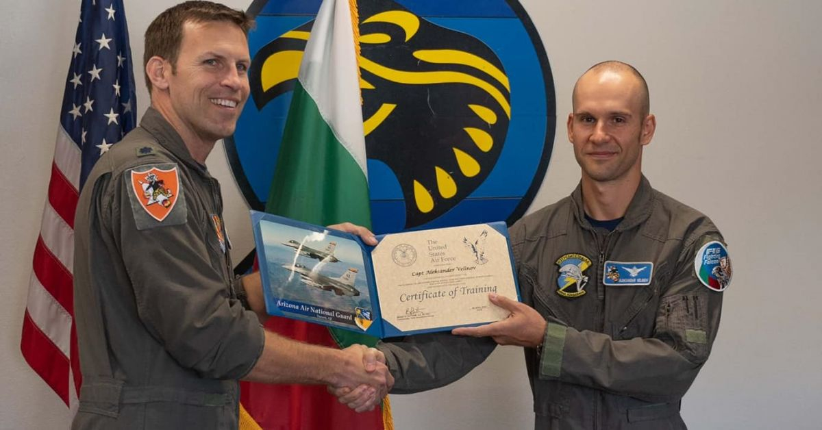US самолетите ги няма, но България вече има дипломиран пилот на F-16 СНИМКИ 