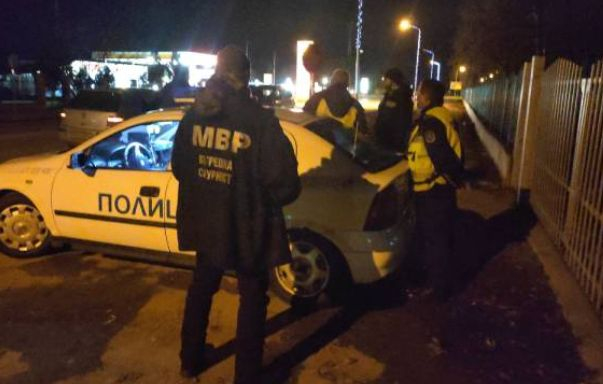 Закопчаха граничен полицай  