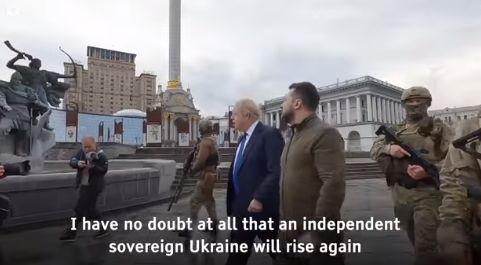 Зеленски заведе Джонсън на Майдана, а киевчани... ВИДЕО