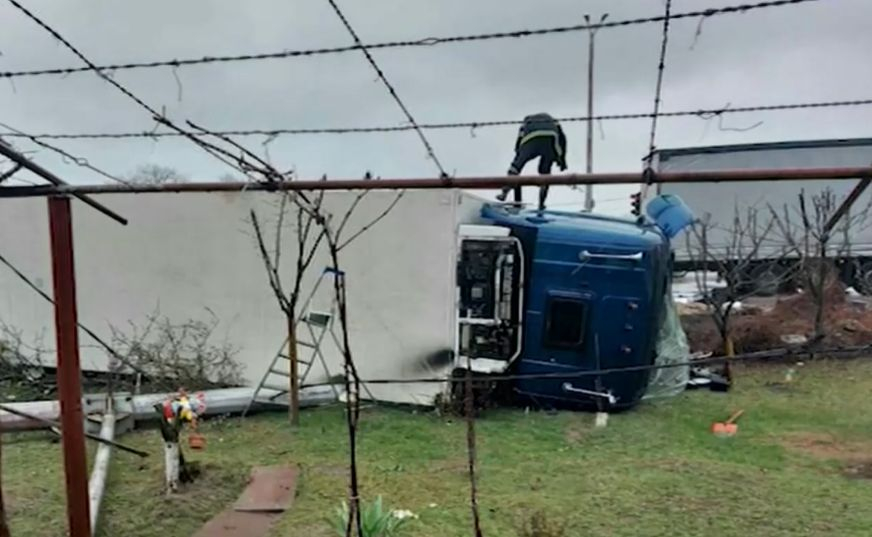 Тир се вряза в двора на къща в Долни Богров ВИДЕО