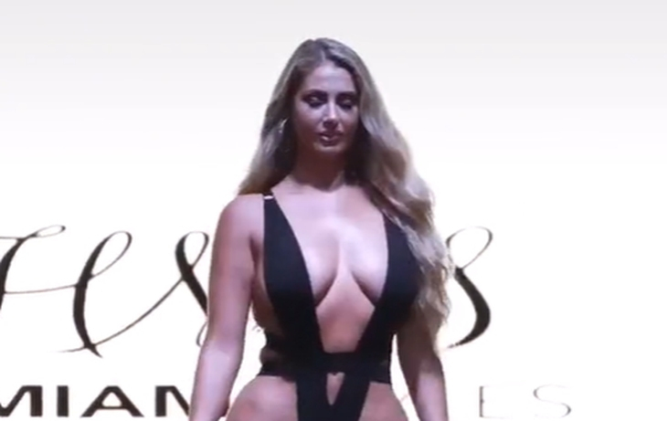 Ще се влюбите във формите на тази полугола красавица ВИДЕО 18+