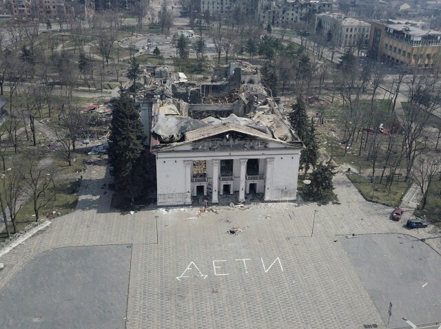 КАДРИ от дрон показват разрушения театър в обсадения Мариупол, където загинаха 300 човека