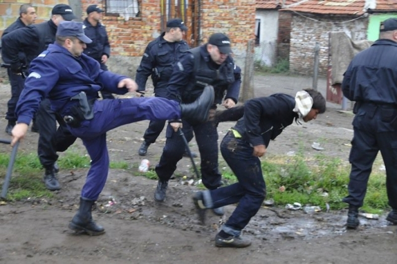 Животински бяс: Мъж захапа полицай в Септември, скъса униформата на друг