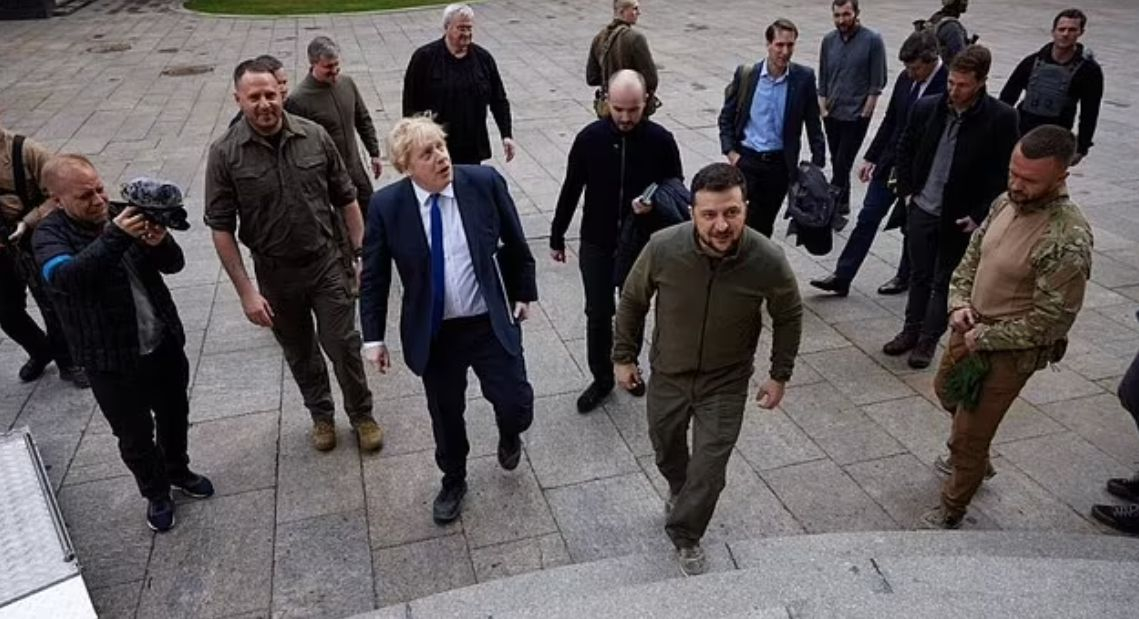 Лъснаха любопитни детайли от тайната визита на Джонсън в Украйна СНИМКИ 