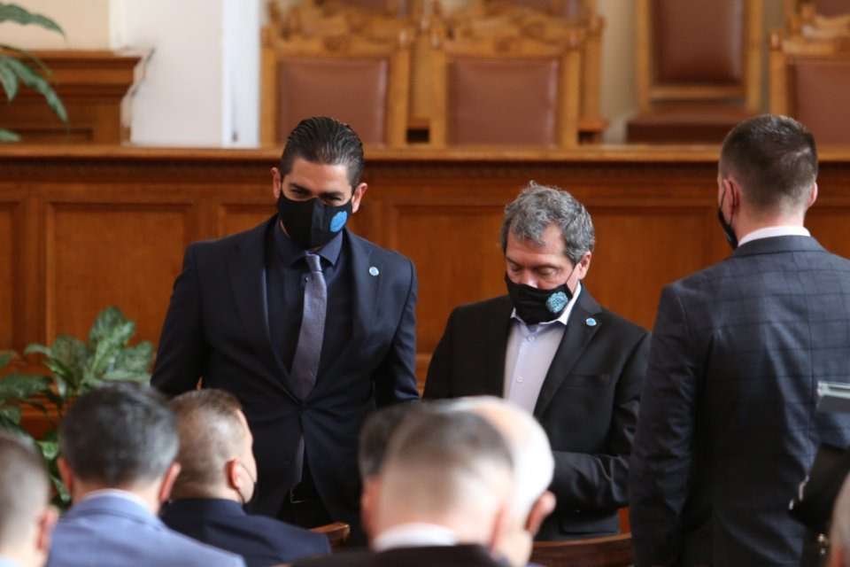 Промяната продължава да извива ръцете на Слави, настоява за...