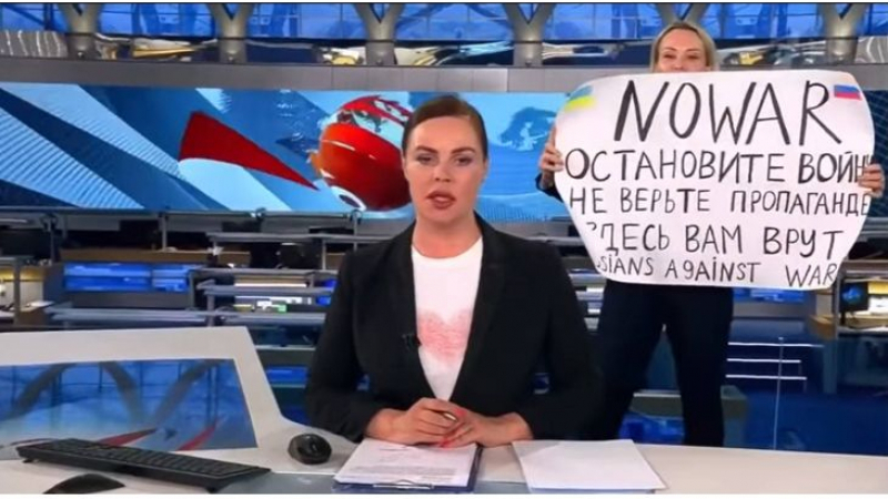 Заслужена отплата: Ето къде започва работа журналистката Марина с плаката в "Останкино"