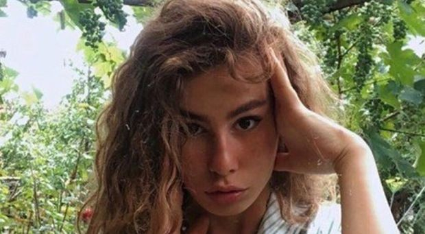 Дъщерята на Радев се разголи СНИМКИ 18+