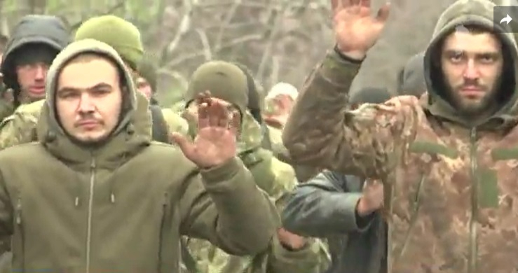 Първо ВИДЕО как се предават в плен над 1000 морски пехотинци от ВСУ в Мариупол и разпита на зам.-командира им 