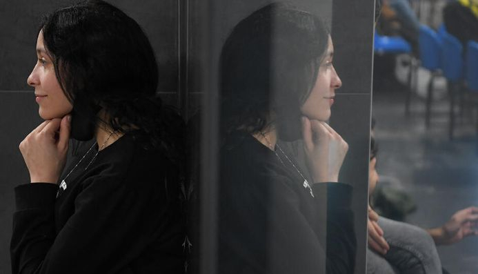 Загорели британци предлагат на бежанки от Украйна да споделят леглото им