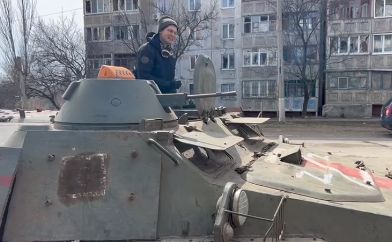Бронирано "такси" вози пътници из Луганска област срещу 5 рубли на км. ВИДЕО 