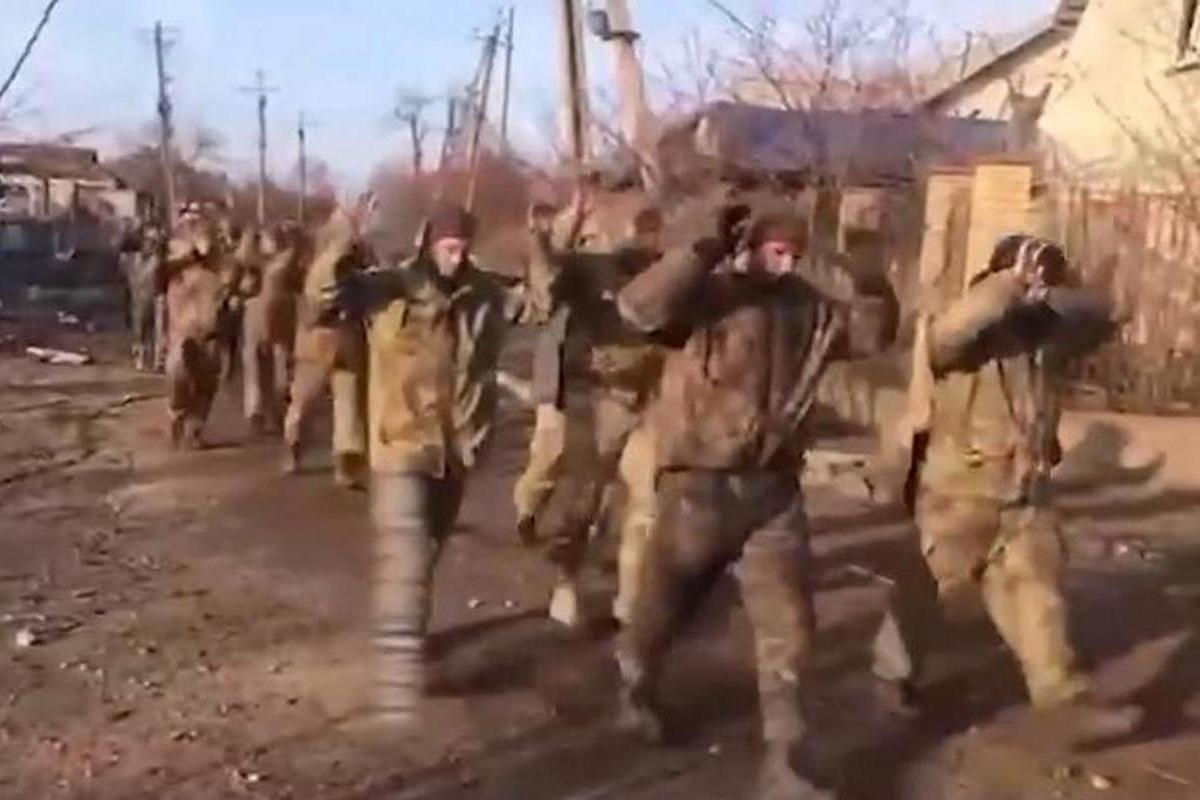Още морски пехотинци от ВСУ се предадоха в Мариупол, а към западната граница на Украйна напредват...