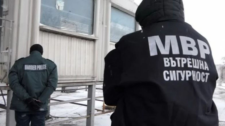 Митничари на Дунав мост 2 с шокираща находка в микробус "Мерцедес" СНИМКА