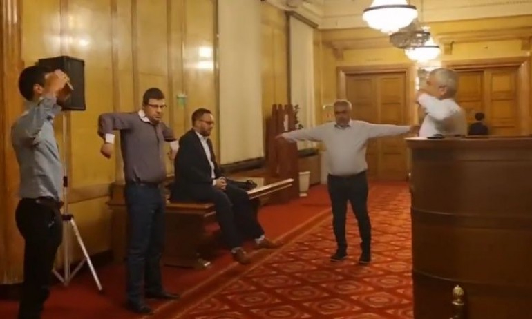 Не е за вярване! Депутати от ПП си спретнаха среднощен купон в НС ВИДЕО