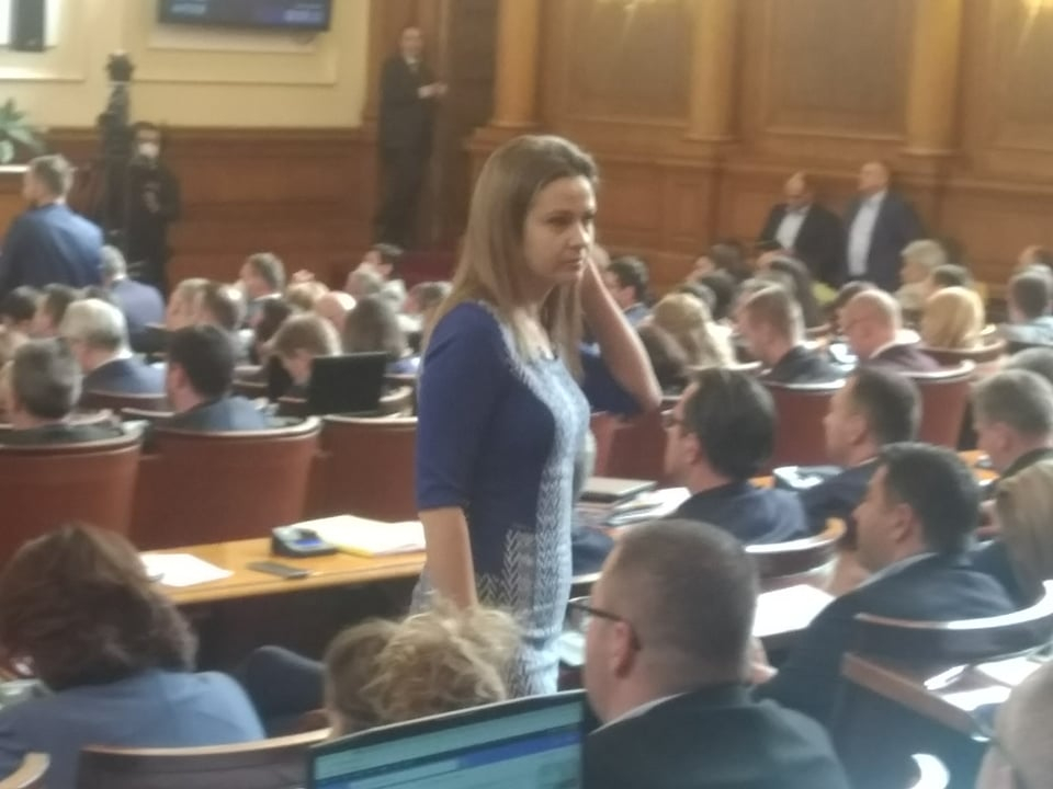 Депутатка от "Възраждане" изуми пленарната зала, с това което направи СНИМКИ