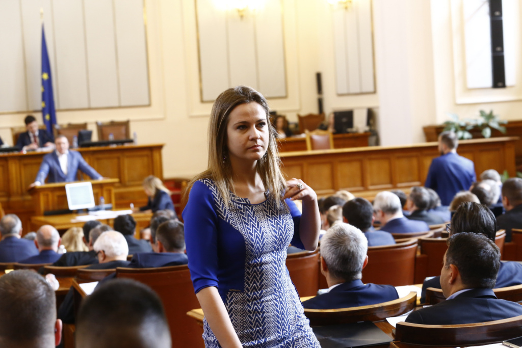 Депутатка от "Възраждане" изуми пленарната зала, с това което направи СНИМКИ