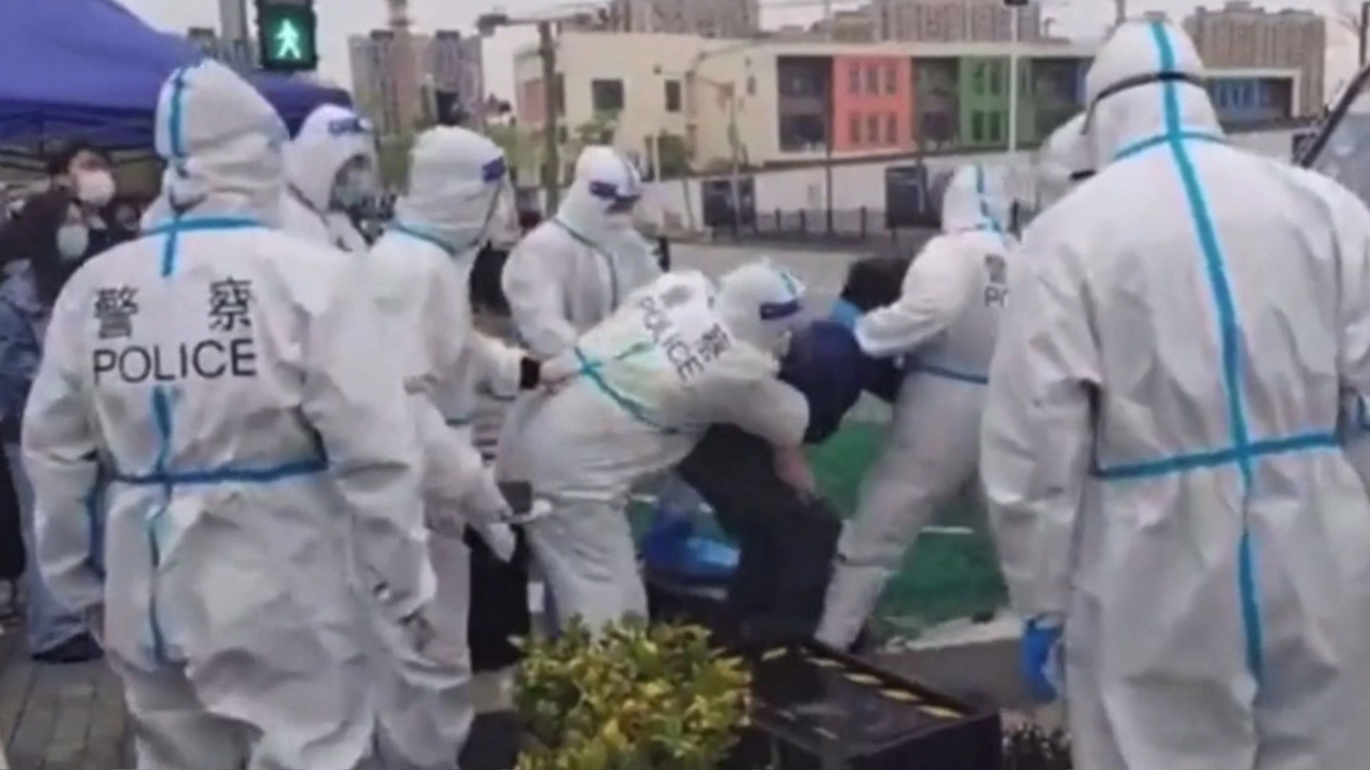 COVID репресии в Шанхай: Полиция вади хора от жилищата им, за да изолира в тях заразени ВИДЕО